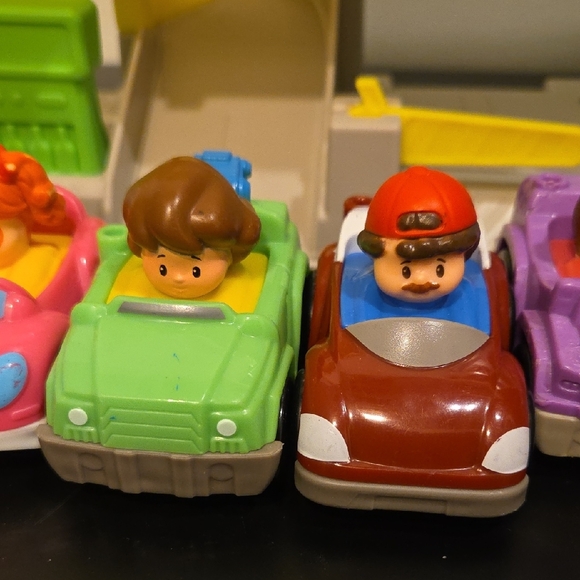 Little People Helpful Neighbors Car Garage Ramp with 7 Wheelie Cars - Picture 3 of 9